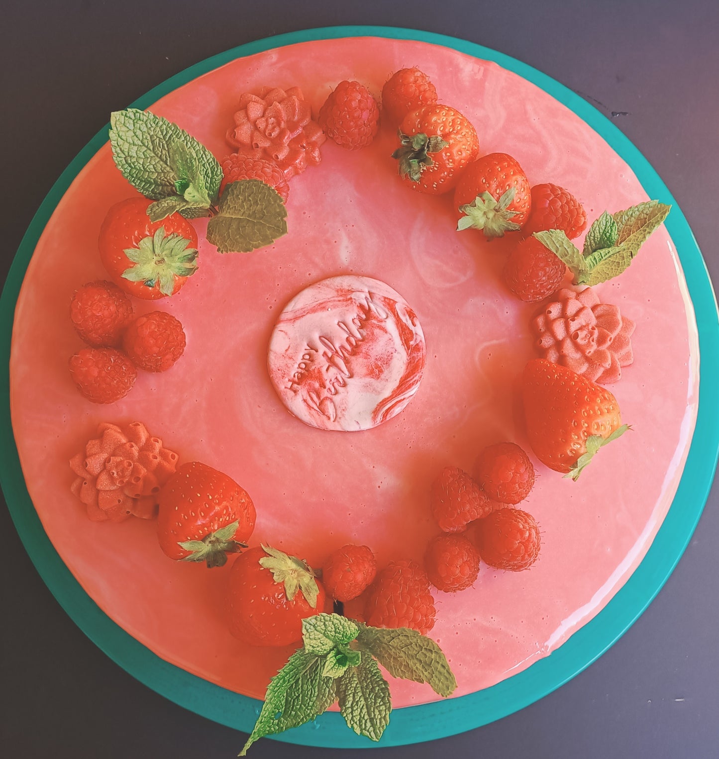 Entremet I witte chocolade en rode vruchten, een smeuïge chocolade entremet of een fruitbavarois
