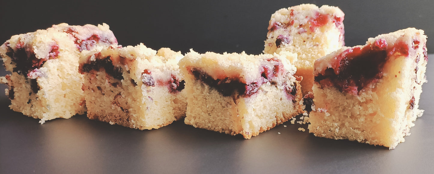 Smeuïge cake met een crumble van rood fruit