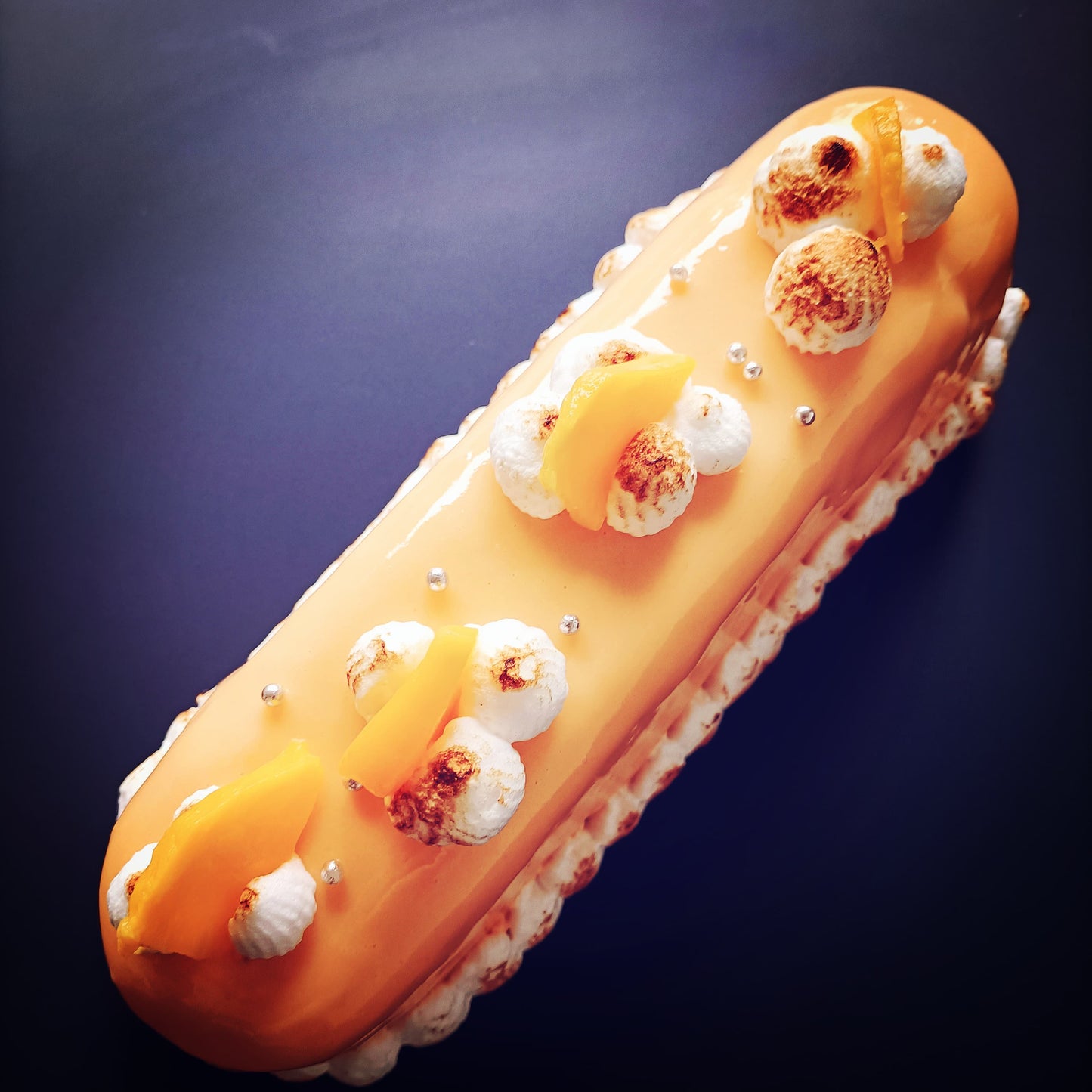 Entremet I witte chocolade en rode vruchten, een smeuïge chocolade entremet of een fruitbavarois